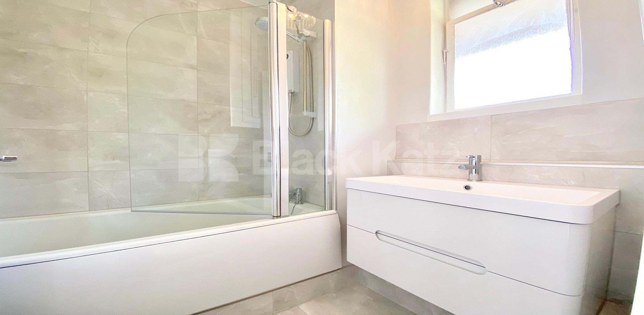 			VIDEO VIEWING AVAILABLE!, 2 Bedroom, 1 bath, 1 reception Apartment			 Cruikshank Street, ANGEL-KINGS CROSS